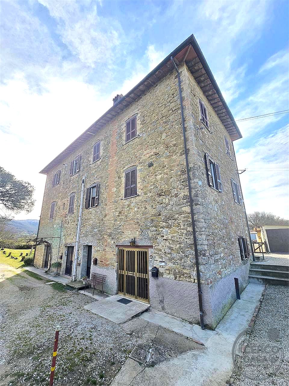 4 O PIÙ LOCALI VENDITA MAGIONE · foto 13