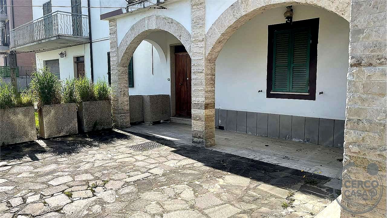 VILLA A SCHIERA VENDITA MAGIONE · foto 3