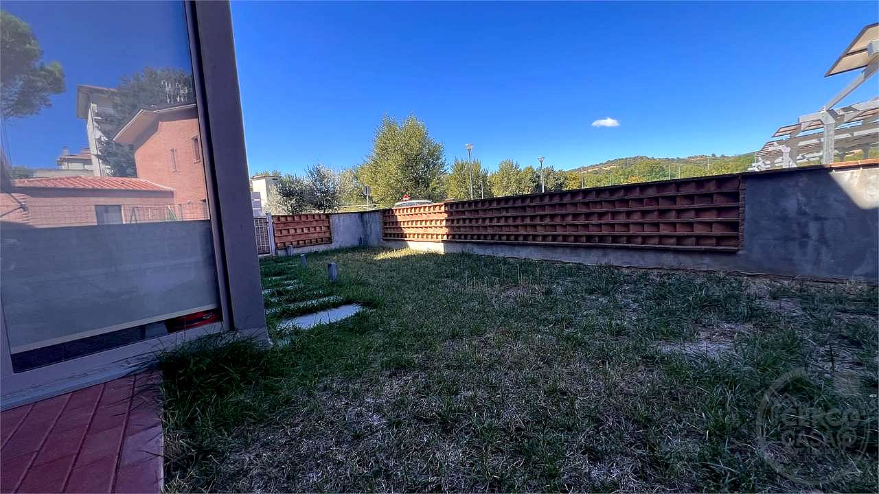 Mantignana – Trilocale con ingresso indipendente e doppio giardino