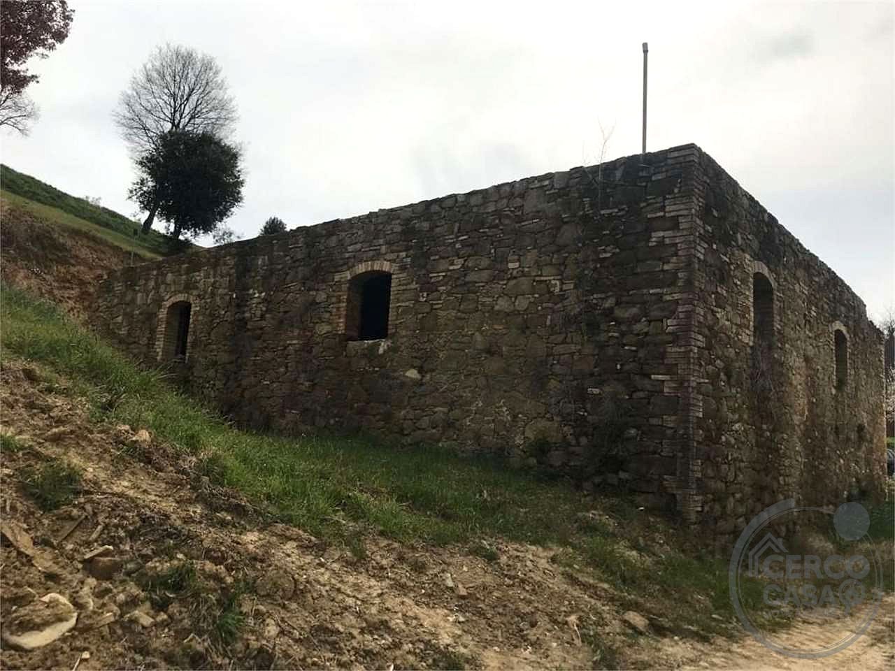 BETTONA - CASALE DA RISTRUTTURARE CON TERRENO