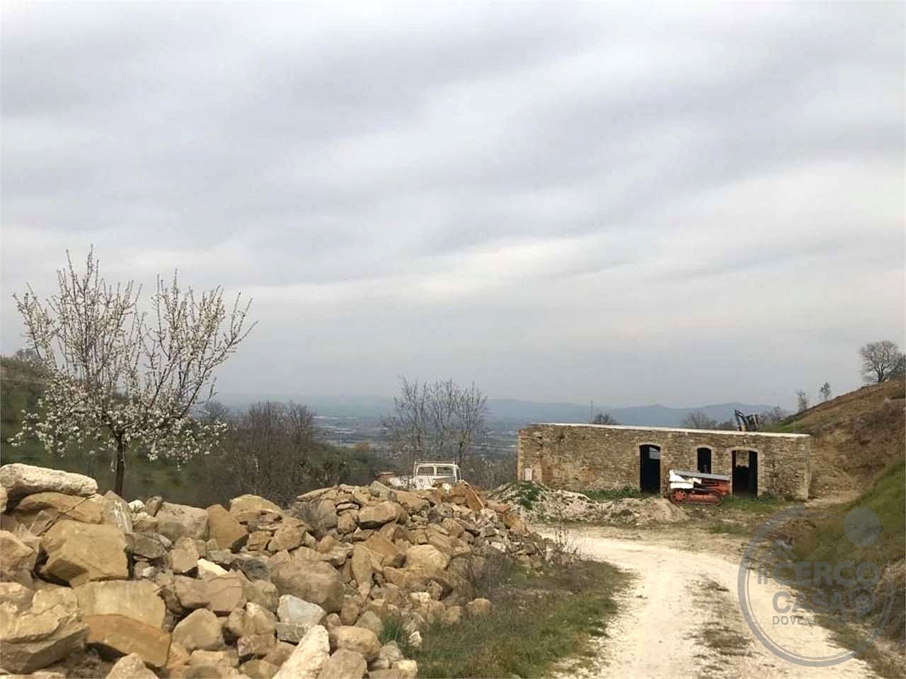 BETTONA - CASALE DA RISTRUTTURARE CON TERRENO