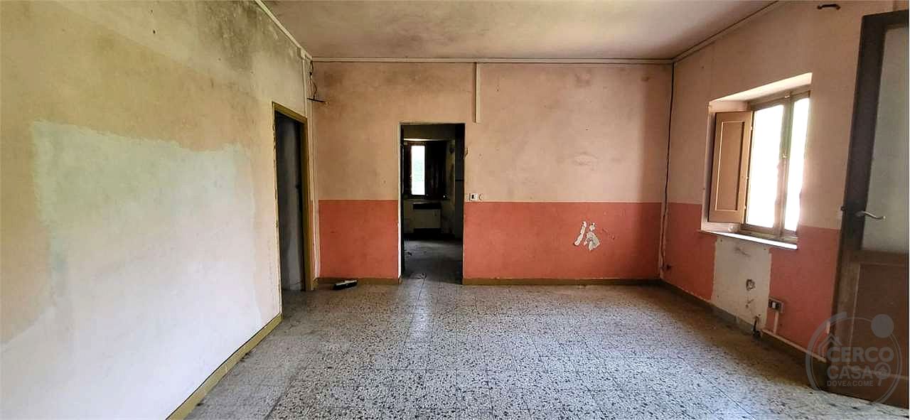 ACQUASPARTA - CASALE CON TERRENO