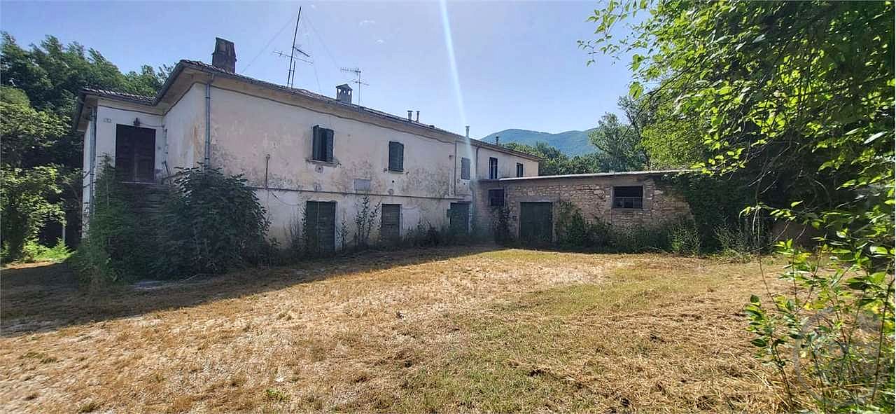 ACQUASPARTA - CASALE CON TERRENO