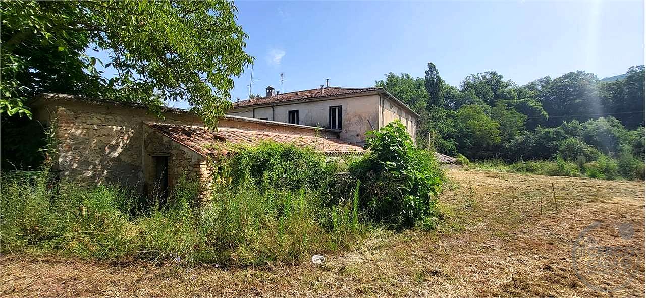 ACQUASPARTA - CASALE CON TERRENO