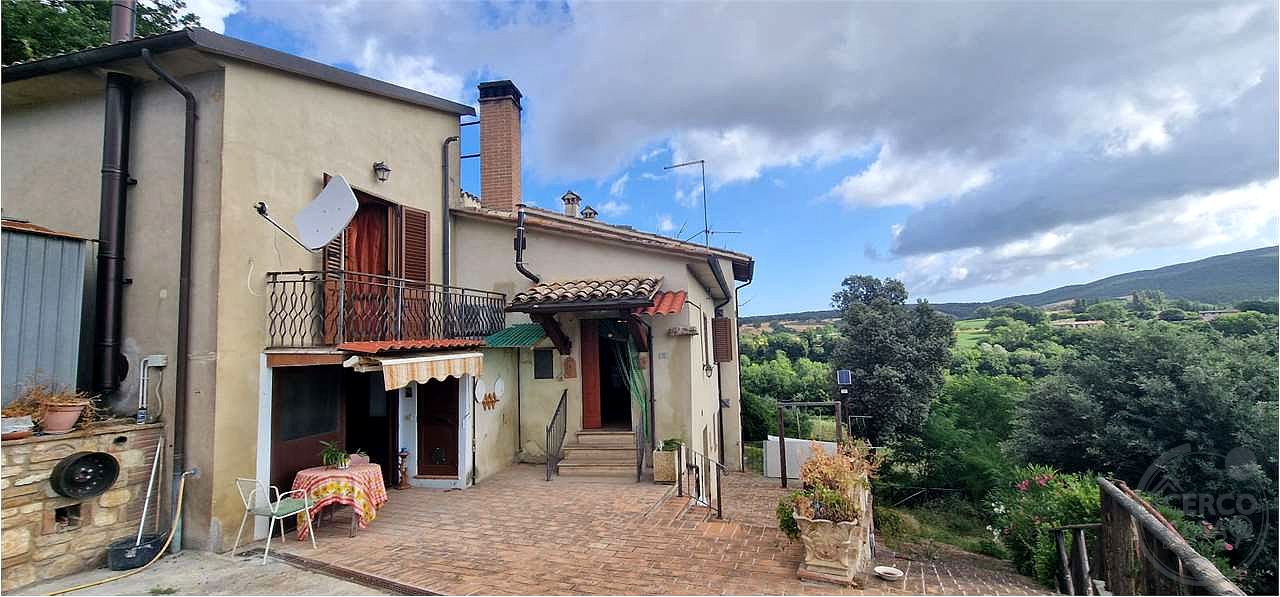 MASSA MARTANA: PORZIONE DI CASALE CON CORTE ESTERNA E TERRENO