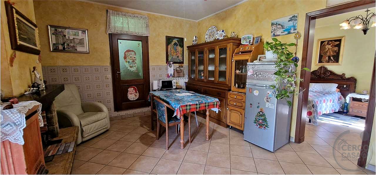 MASSA MARTANA: PORZIONE DI CASALE CON CORTE ESTERNA E TERRENO
