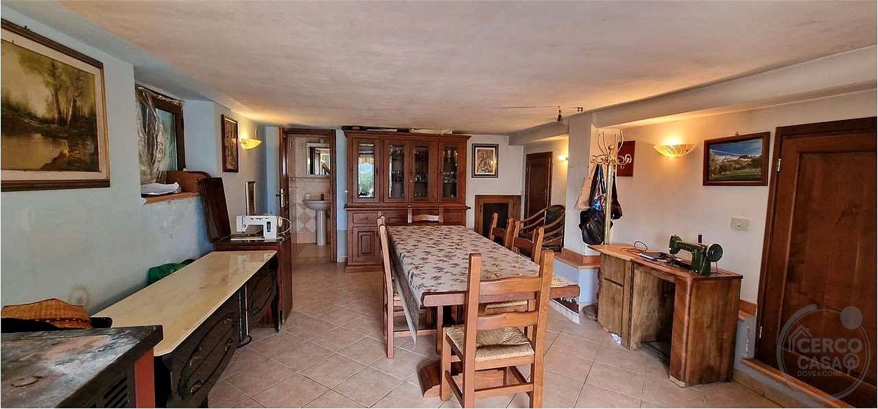 MASSA MARTANA: PORZIONE DI CASALE CON CORTE ESTERNA E TERRENO