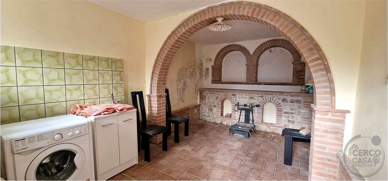 MASSA MARTANA: PORZIONE DI CASALE CON CORTE ESTERNA E TERRENO