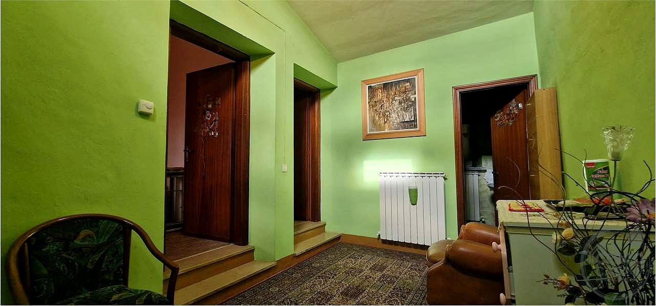 MASSA MARTANA: PORZIONE DI CASALE CON CORTE ESTERNA E TERRENO