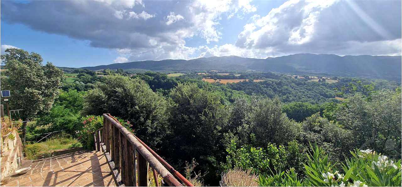 MASSA MARTANA: PORZIONE DI CASALE CON CORTE ESTERNA E TERRENO