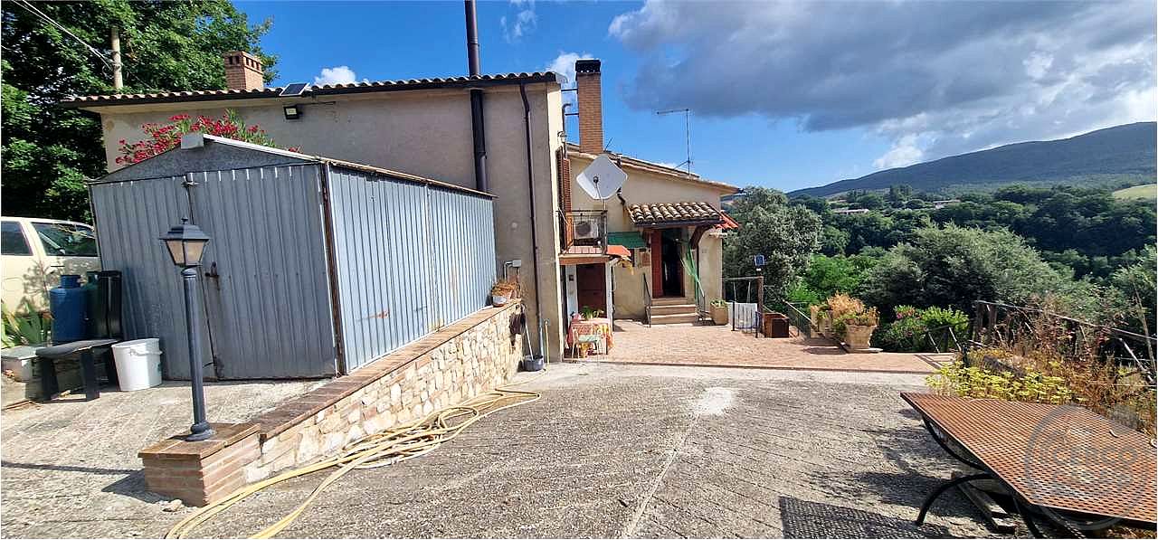 MASSA MARTANA: PORZIONE DI CASALE CON CORTE ESTERNA E TERRENO