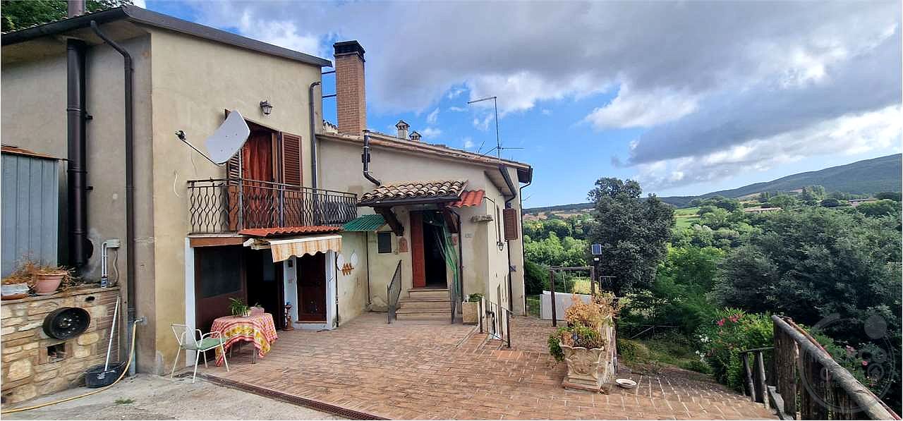 MASSA MARTANA: PORZIONE DI CASALE CON CORTE ESTERNA E TERRENO