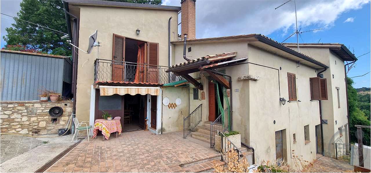 MASSA MARTANA: PORZIONE DI CASALE CON CORTE ESTERNA E TERRENO