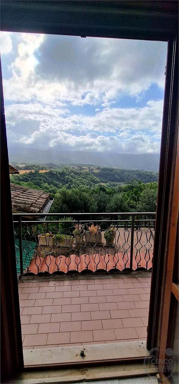 MASSA MARTANA: PORZIONE DI CASALE CON CORTE ESTERNA E TERRENO