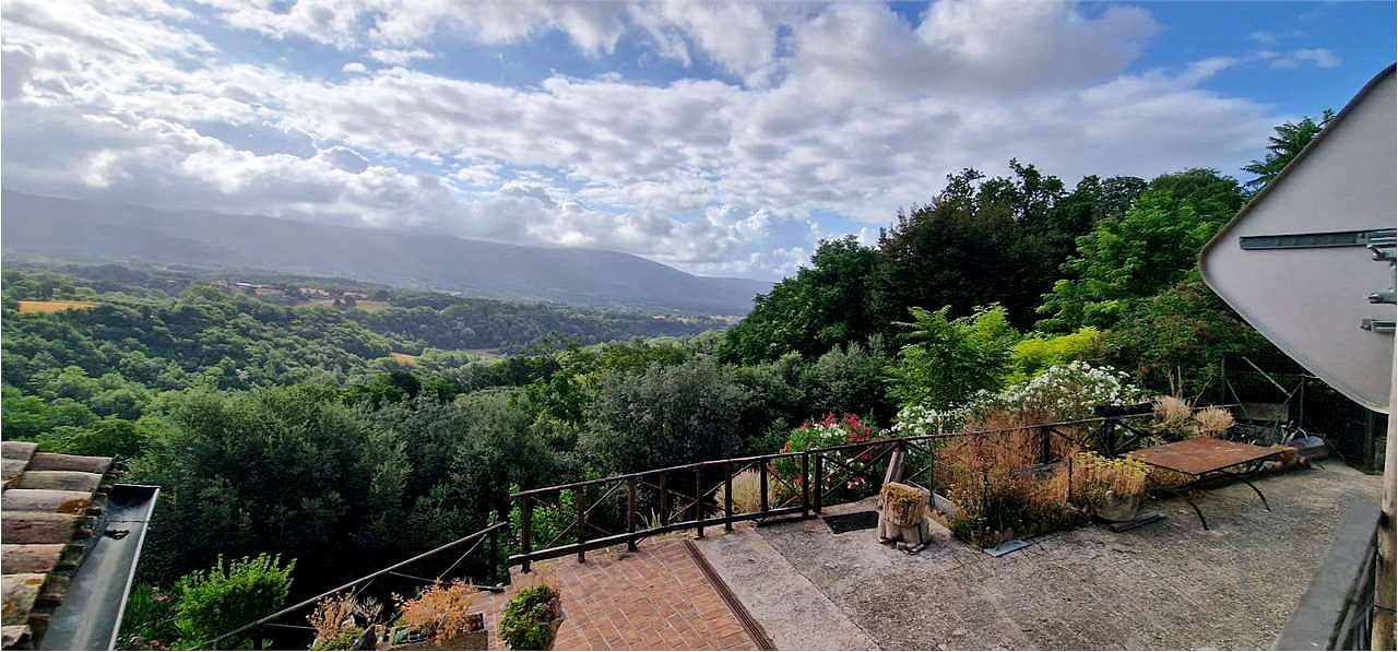 MASSA MARTANA: PORZIONE DI CASALE CON CORTE ESTERNA E TERRENO