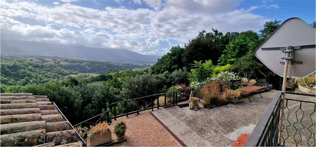 MASSA MARTANA: PORZIONE DI CASALE CON CORTE ESTERNA E TERRENO