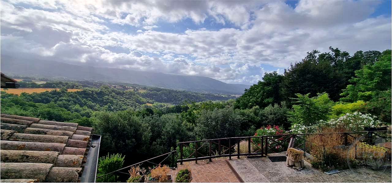 MASSA MARTANA: PORZIONE DI CASALE CON CORTE ESTERNA E TERRENO