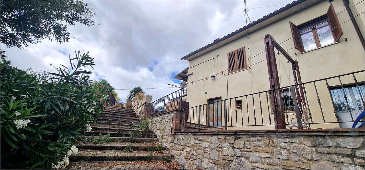 MASSA MARTANA: PORZIONE DI CASALE CON CORTE ESTERNA E TERRENO
