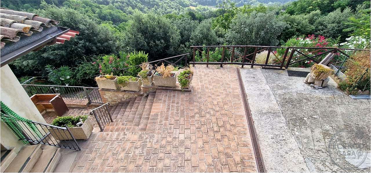 MASSA MARTANA: PORZIONE DI CASALE CON CORTE ESTERNA E TERRENO
