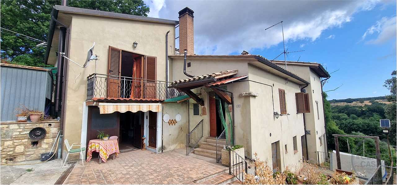 MASSA MARTANA: PORZIONE DI CASALE CON CORTE ESTERNA E TERRENO