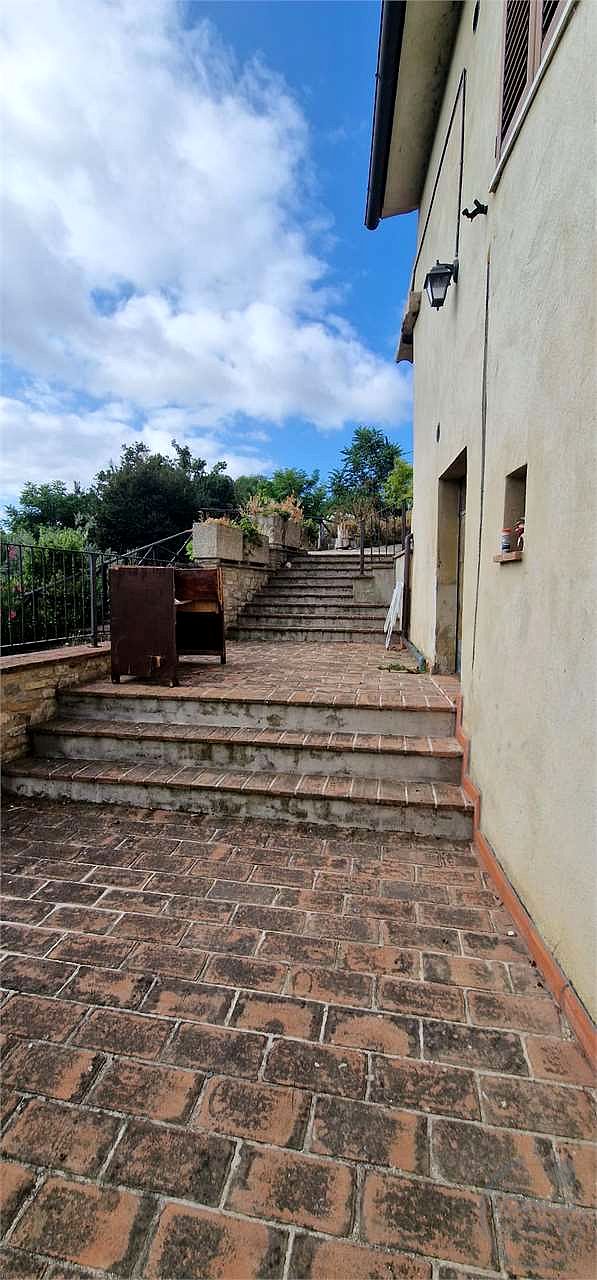 MASSA MARTANA: PORZIONE DI CASALE CON CORTE ESTERNA E TERRENO