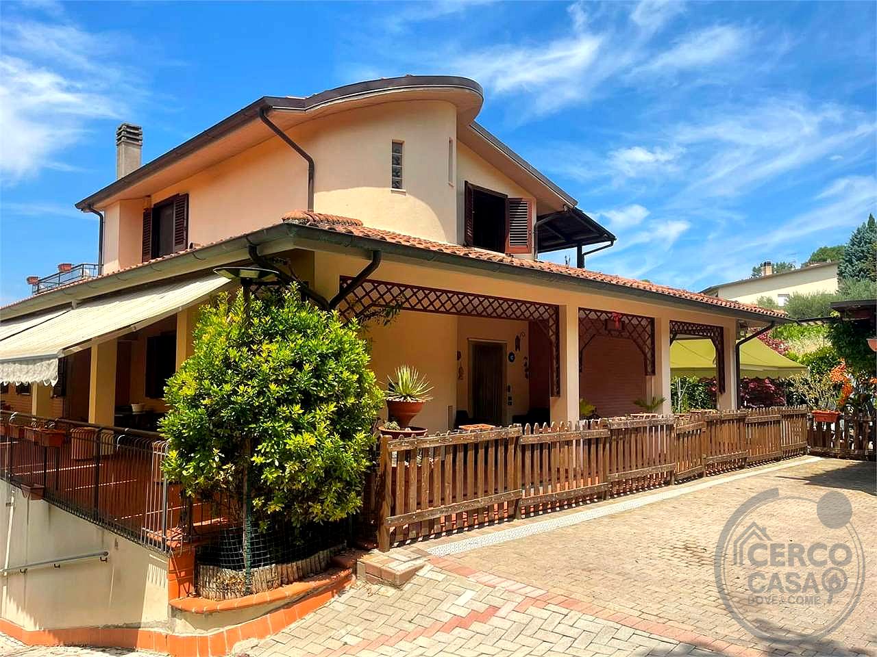 VILLA BIFAMILIARE CON AMPIO GIARDINO ESCLUSIVO
