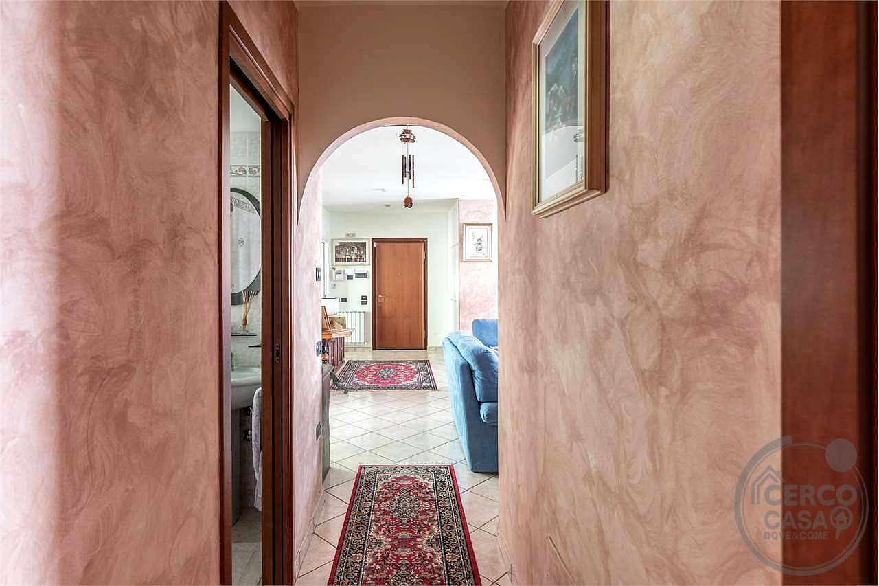VILLA BIFAMILIARE CON AMPIO GIARDINO ESCLUSIVO