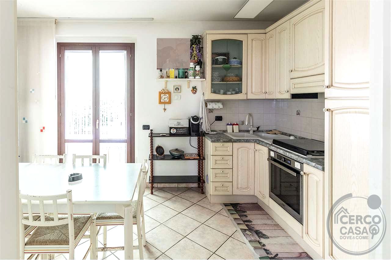 VILLA BIFAMILIARE CON AMPIO GIARDINO ESCLUSIVO