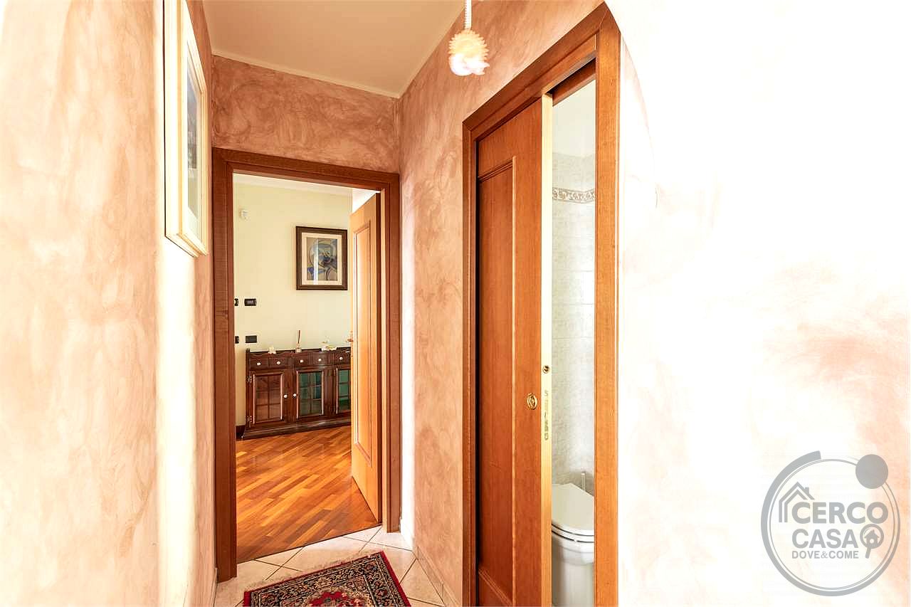 VILLA BIFAMILIARE CON AMPIO GIARDINO ESCLUSIVO