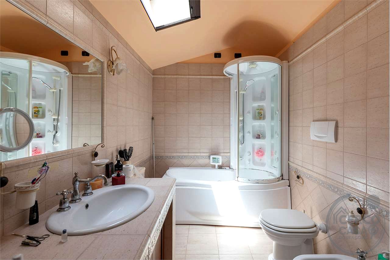 VILLA BIFAMILIARE CON AMPIO GIARDINO ESCLUSIVO
