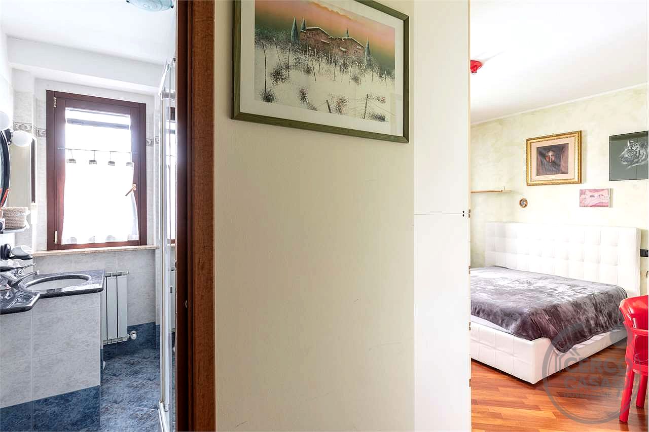 VILLA BIFAMILIARE CON AMPIO GIARDINO ESCLUSIVO