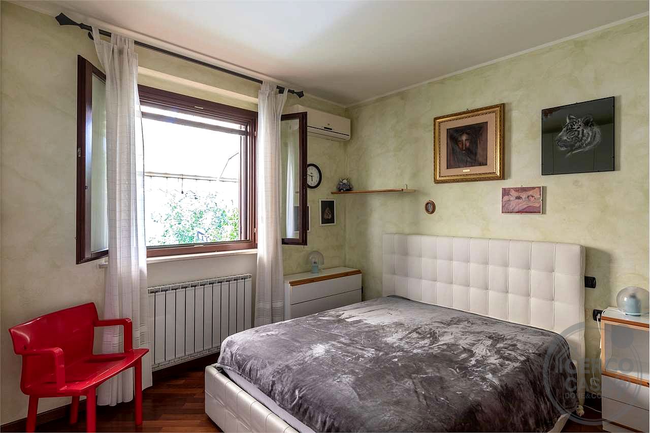 VILLA BIFAMILIARE CON AMPIO GIARDINO ESCLUSIVO