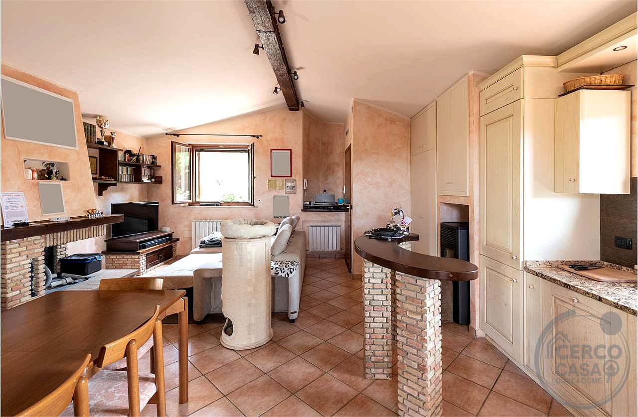 VILLA BIFAMILIARE CON AMPIO GIARDINO ESCLUSIVO