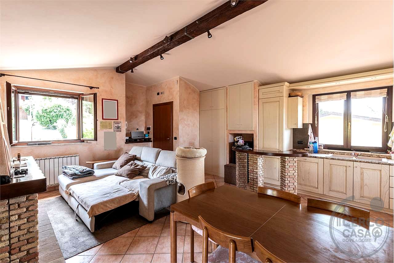 VILLA BIFAMILIARE CON AMPIO GIARDINO ESCLUSIVO