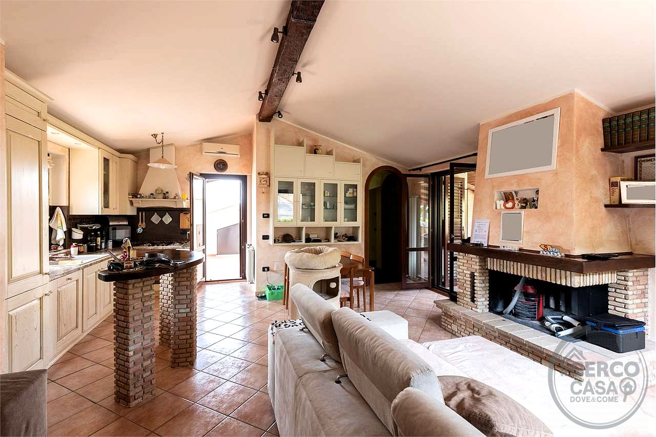 VILLA BIFAMILIARE CON AMPIO GIARDINO ESCLUSIVO