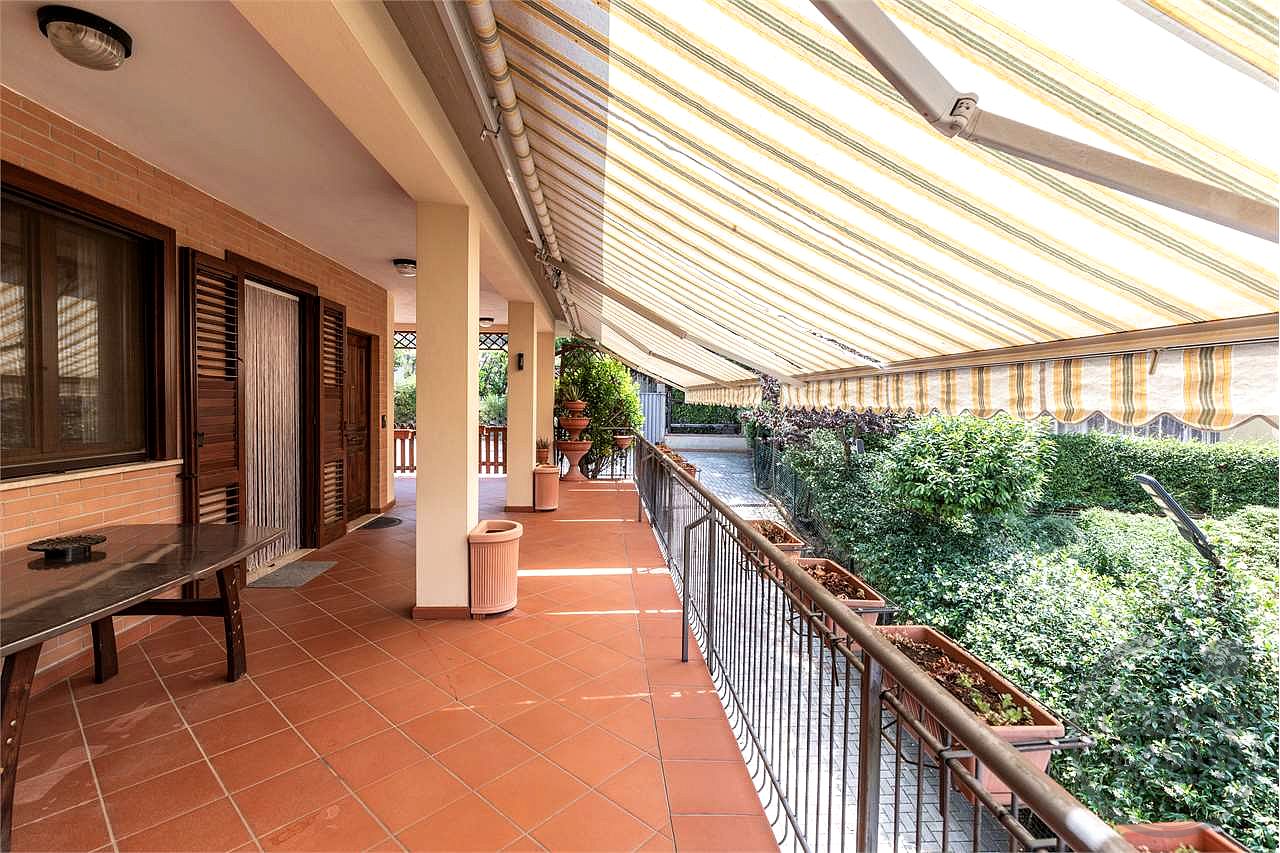 VILLA BIFAMILIARE CON AMPIO GIARDINO ESCLUSIVO