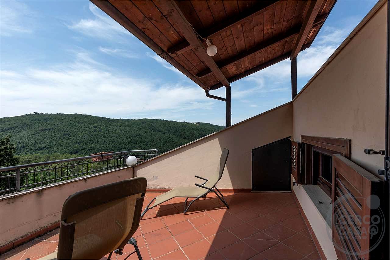 VILLA BIFAMILIARE CON AMPIO GIARDINO ESCLUSIVO