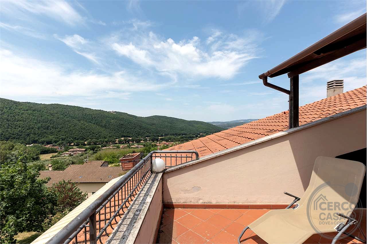 VILLA BIFAMILIARE CON AMPIO GIARDINO ESCLUSIVO