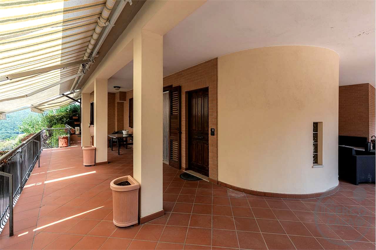 VILLA BIFAMILIARE CON AMPIO GIARDINO ESCLUSIVO