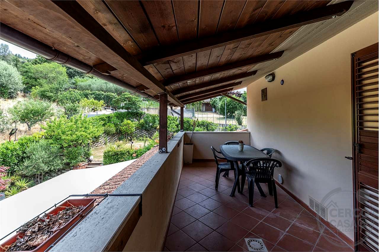 VILLA BIFAMILIARE CON AMPIO GIARDINO ESCLUSIVO