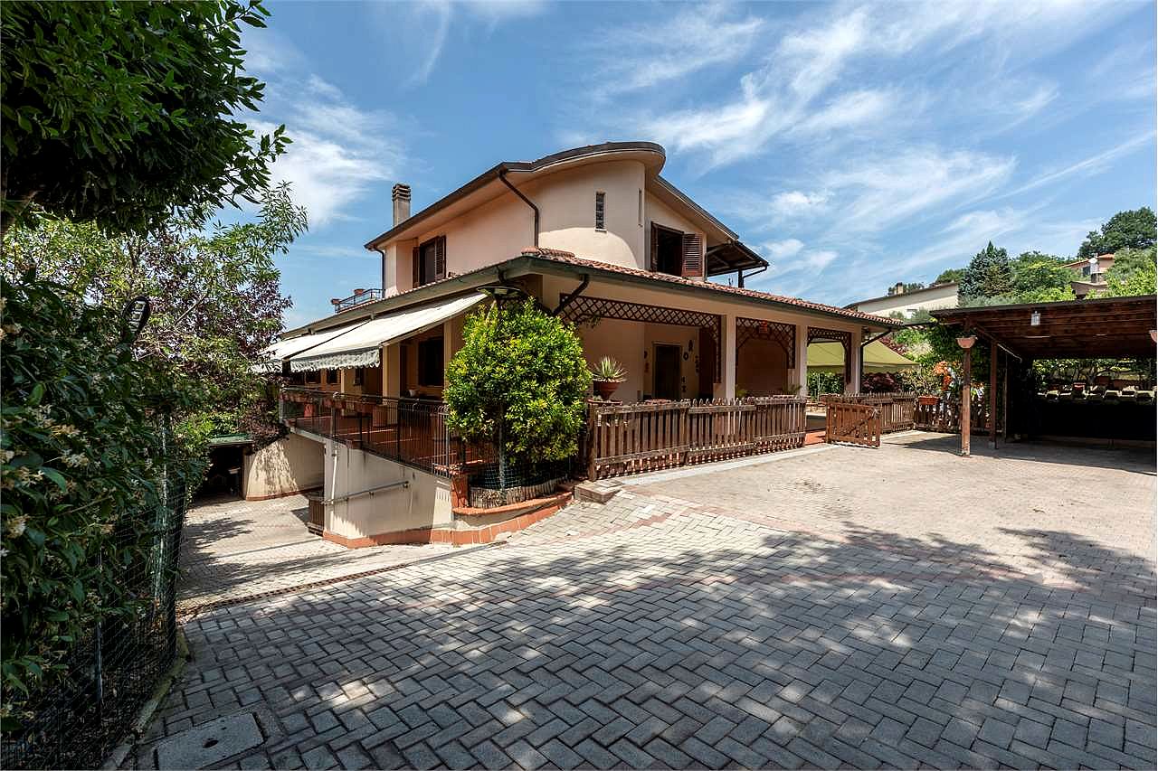 VILLA BIFAMILIARE CON AMPIO GIARDINO ESCLUSIVO