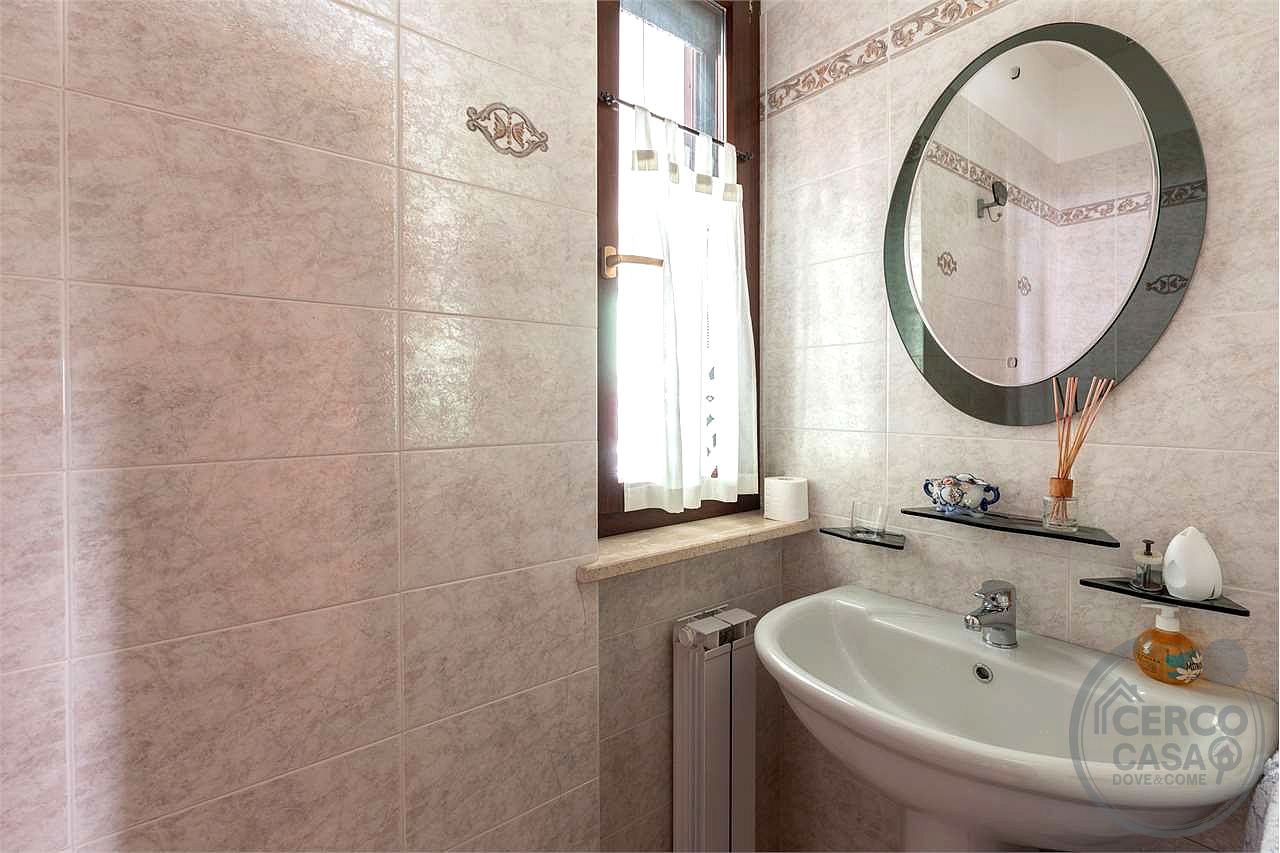VILLA BIFAMILIARE CON AMPIO GIARDINO ESCLUSIVO