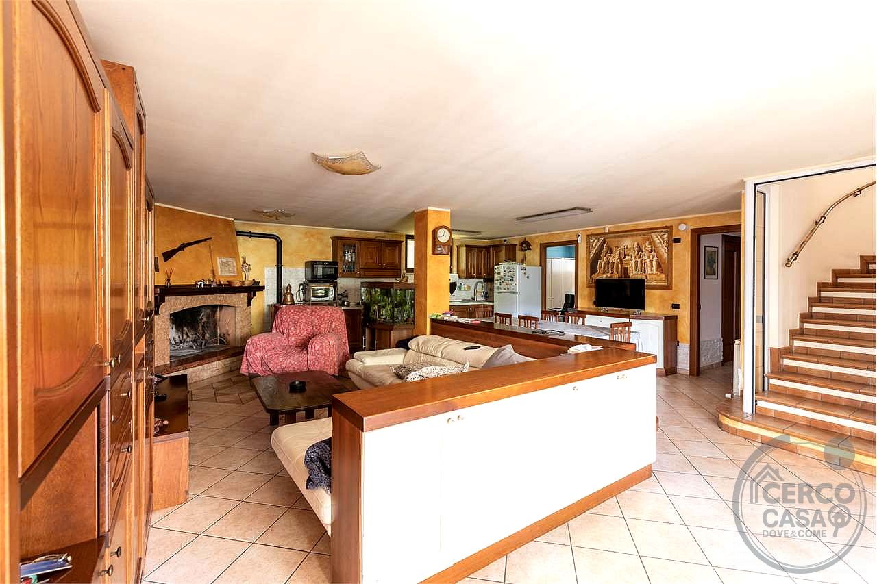 VILLA BIFAMILIARE CON AMPIO GIARDINO ESCLUSIVO