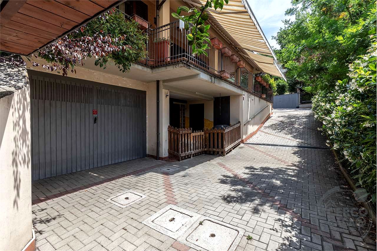 VILLA BIFAMILIARE CON AMPIO GIARDINO ESCLUSIVO