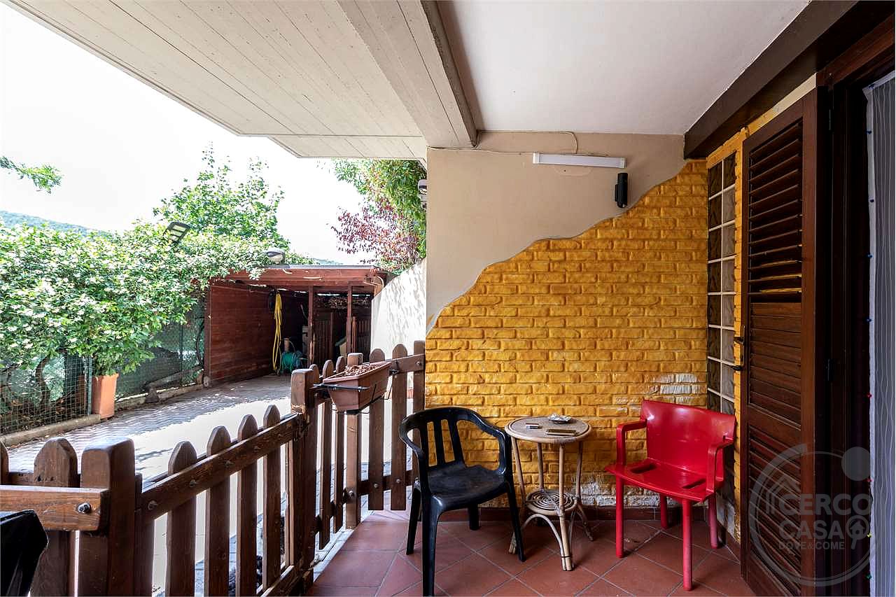 VILLA BIFAMILIARE CON AMPIO GIARDINO ESCLUSIVO