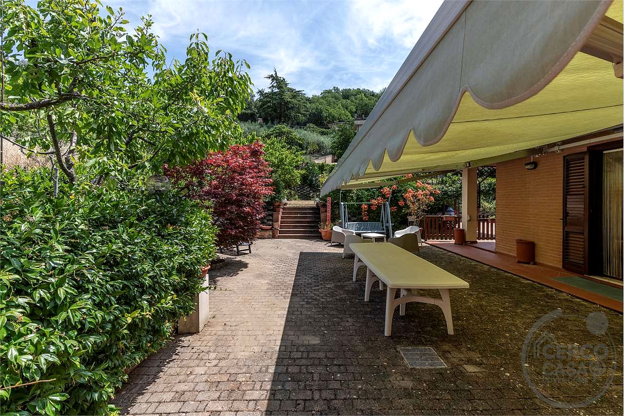 VILLA BIFAMILIARE CON AMPIO GIARDINO ESCLUSIVO