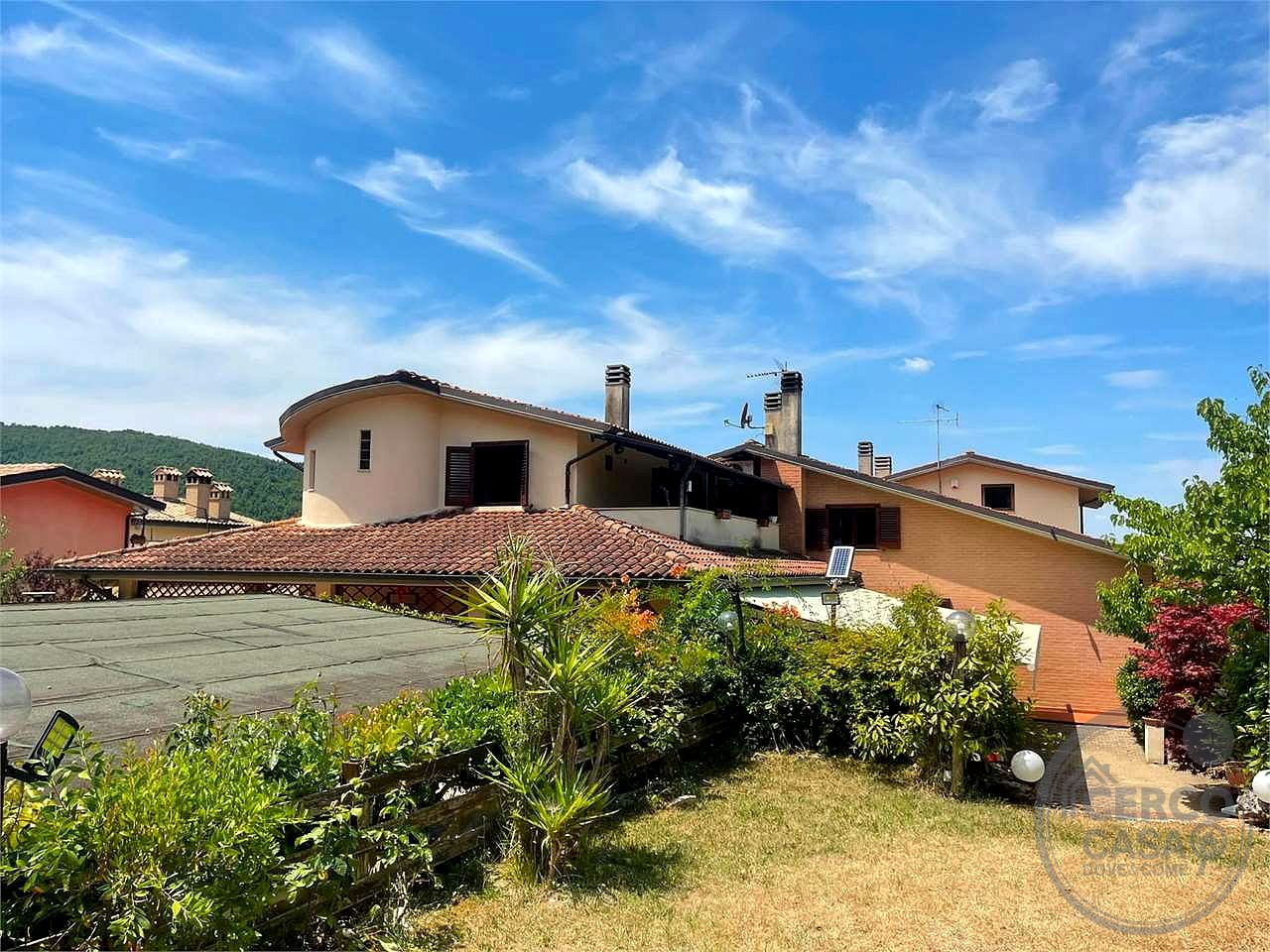 VILLA BIFAMILIARE CON AMPIO GIARDINO ESCLUSIVO