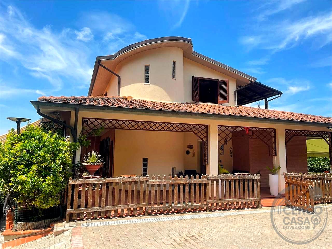 VILLA BIFAMILIARE CON AMPIO GIARDINO ESCLUSIVO