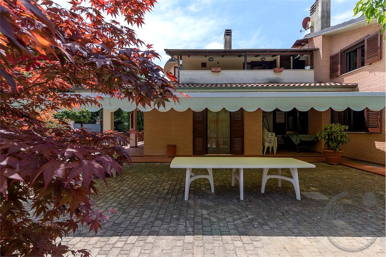 VILLA BIFAMILIARE CON AMPIO GIARDINO ESCLUSIVO