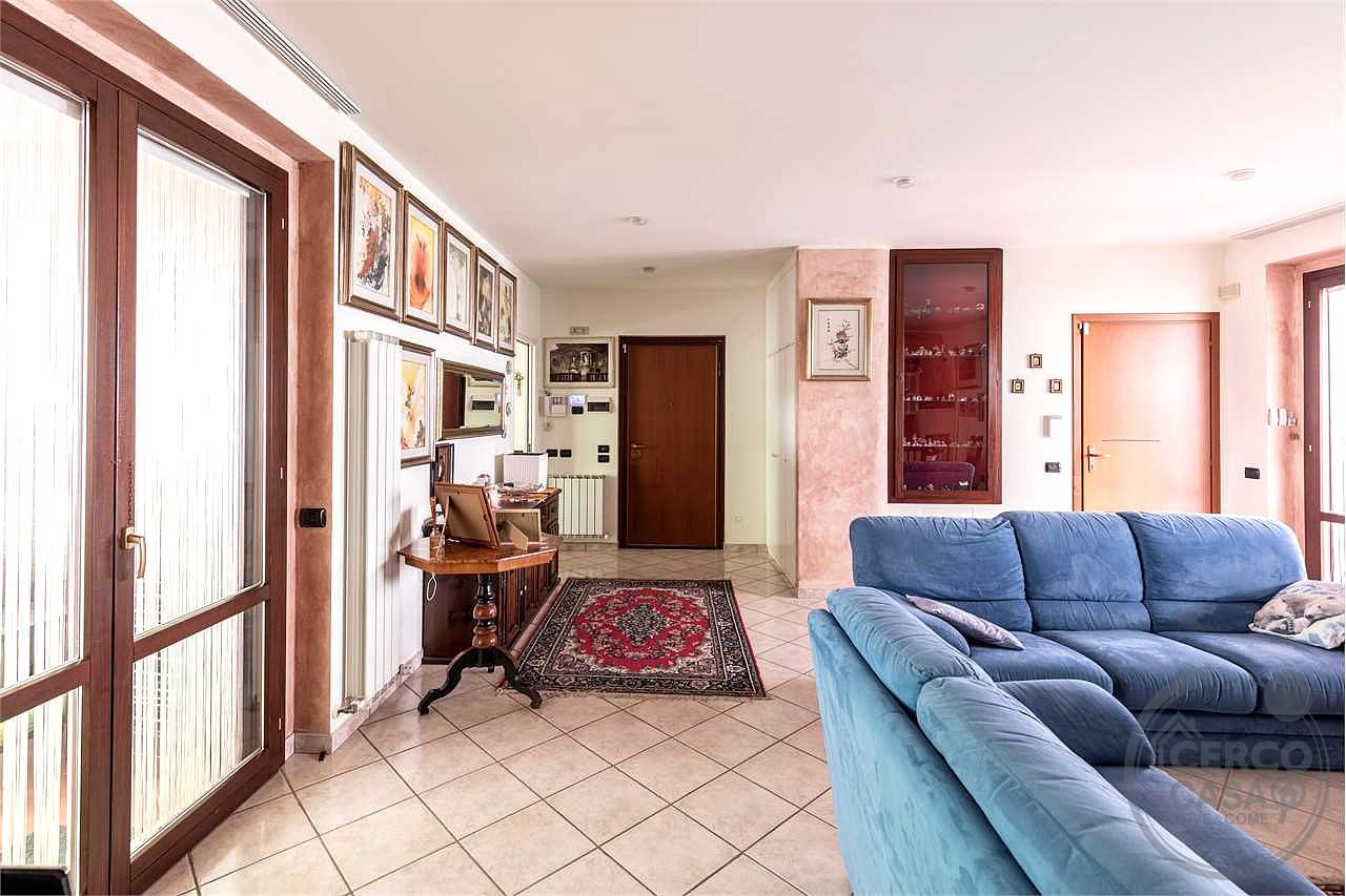 VILLA BIFAMILIARE CON AMPIO GIARDINO ESCLUSIVO